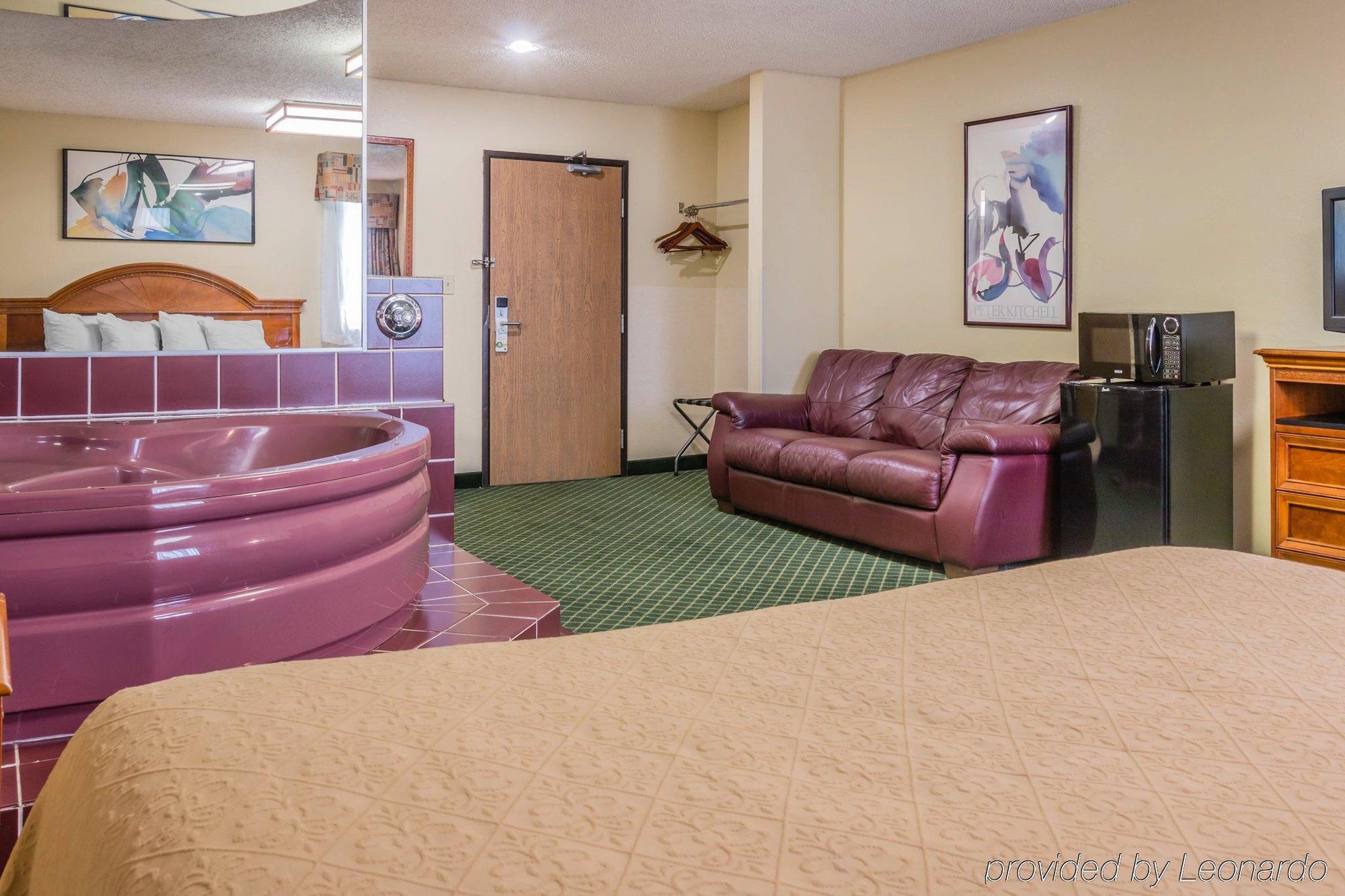 Quality Inn & Suites Detroit Metro Airport Romulus Exterior foto